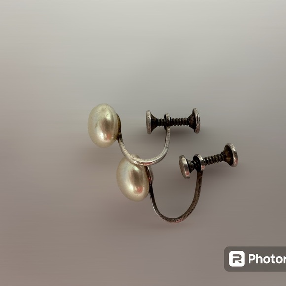 Vintage 7mm Pearl & Sterling Silver Screw Back Earrings - Picture 3 of 6